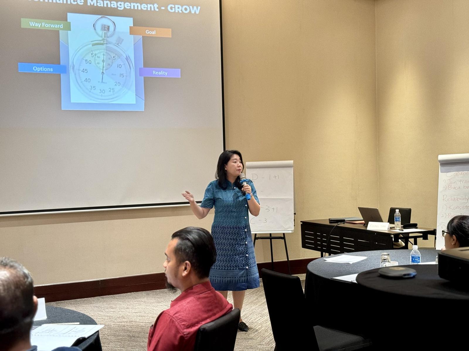 Yu Foong Sin facilitating a leadership programme